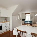 Quaker Cottage In Historic Arundel