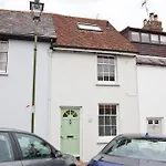 Quaker Cottage In Historic Arundel
