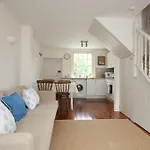 Quaker Cottage In Historic Arundel