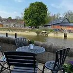 Quirky 1 Bedroom Barn On The River In Arundel
