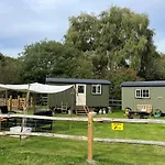 Shepherds Huts Tansy & Ethel In Rural Sussex