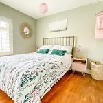 Beautiful 2 Bedroom Cottage With Private Courtyard In Arundel Centre