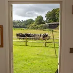 Shepherds Huts Tansy & Ethel In Rural Sussex