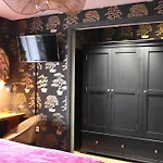 8 Hazel Close