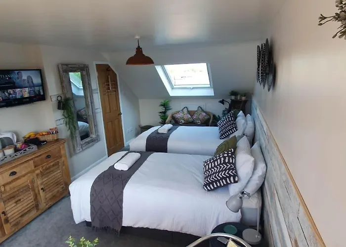 Arundel Comfort En Suite Twin Friends & Family