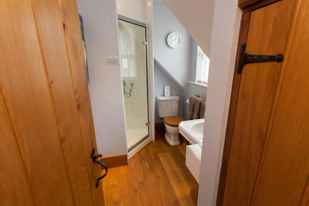 Hanger Down House 3*