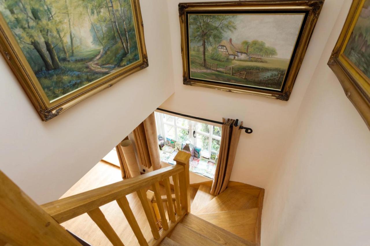 Hanger Down House 3*