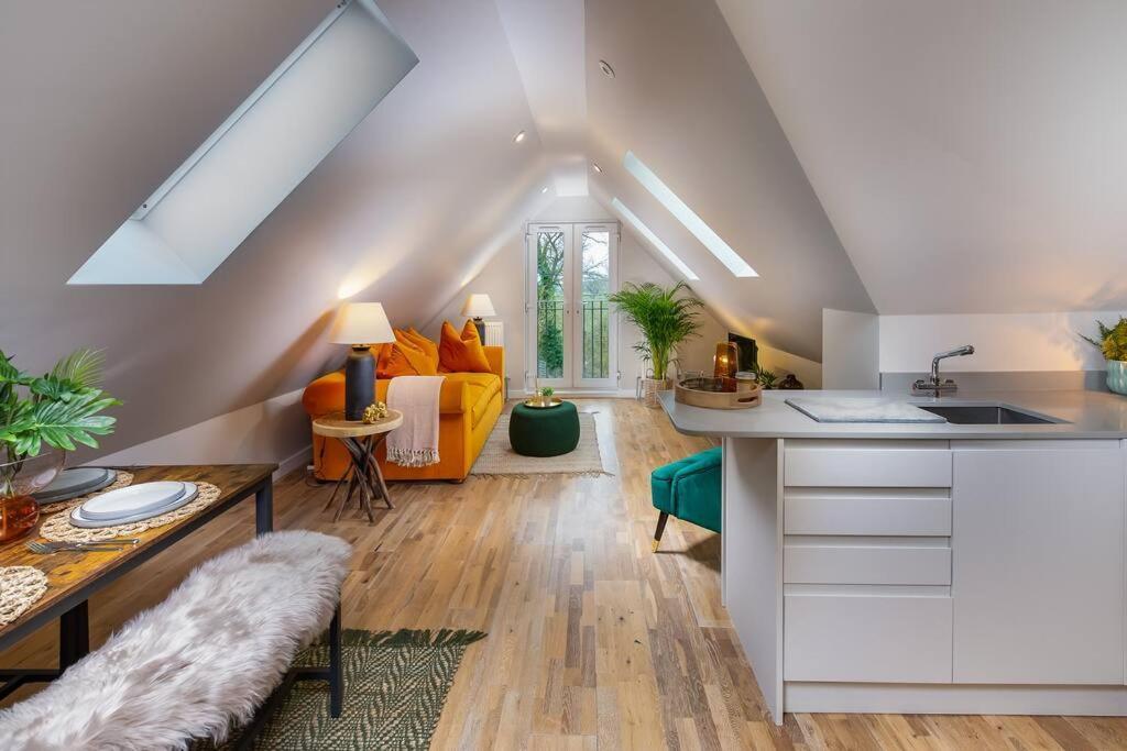 Roseland 5 Apartment
