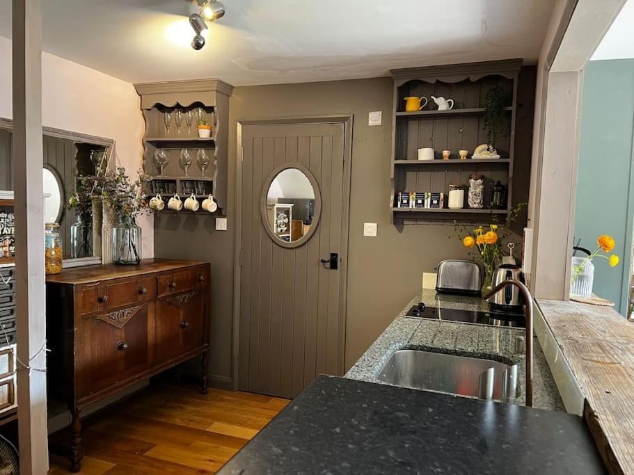Quirky 1 Bedroom Barn On The River In Casa de férias Arundel