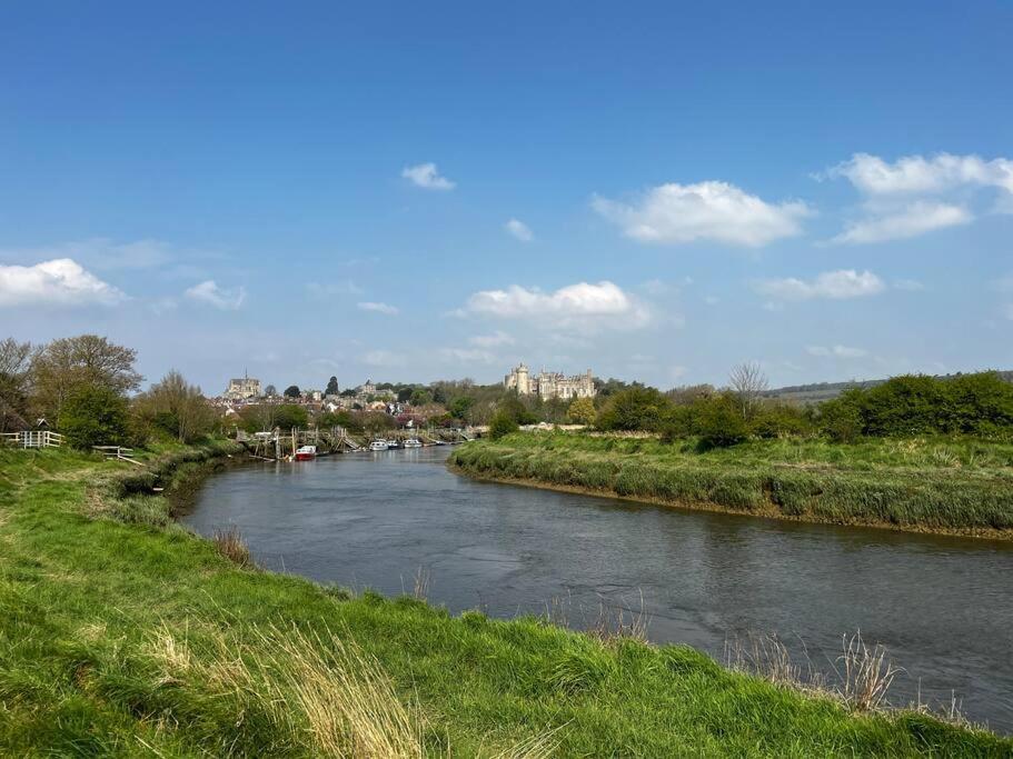 Quirky 1 Bedroom Barn On The River In Casa de férias Arundel