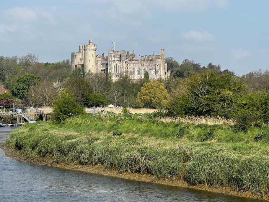 Quirky 1 Bedroom Barn On The River In * Arundel