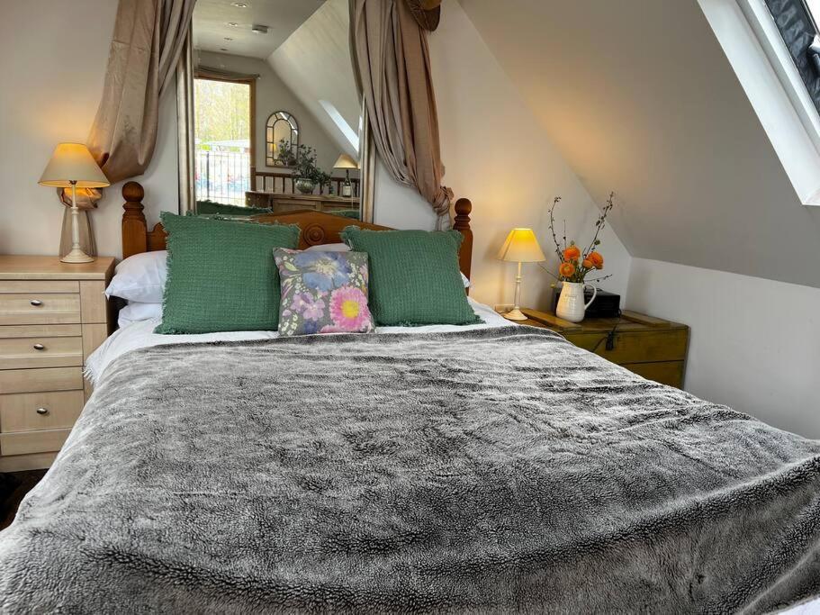 Quirky 1 Bedroom Barn On The River In Casa de férias