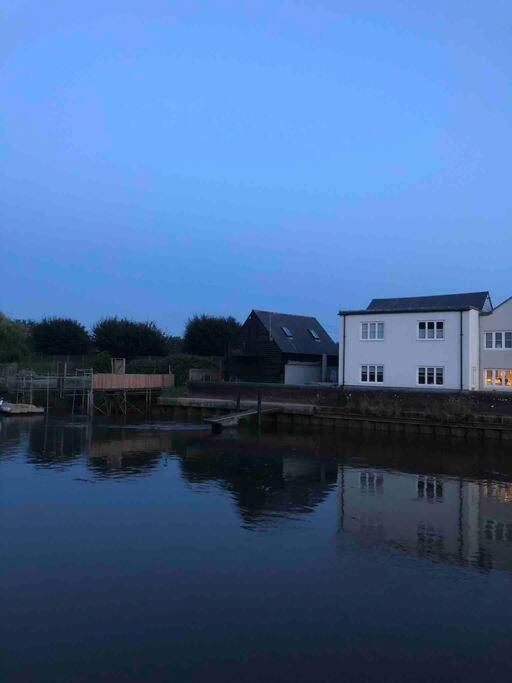 Quirky 1 Bedroom Barn On The River In Casa de férias Arundel