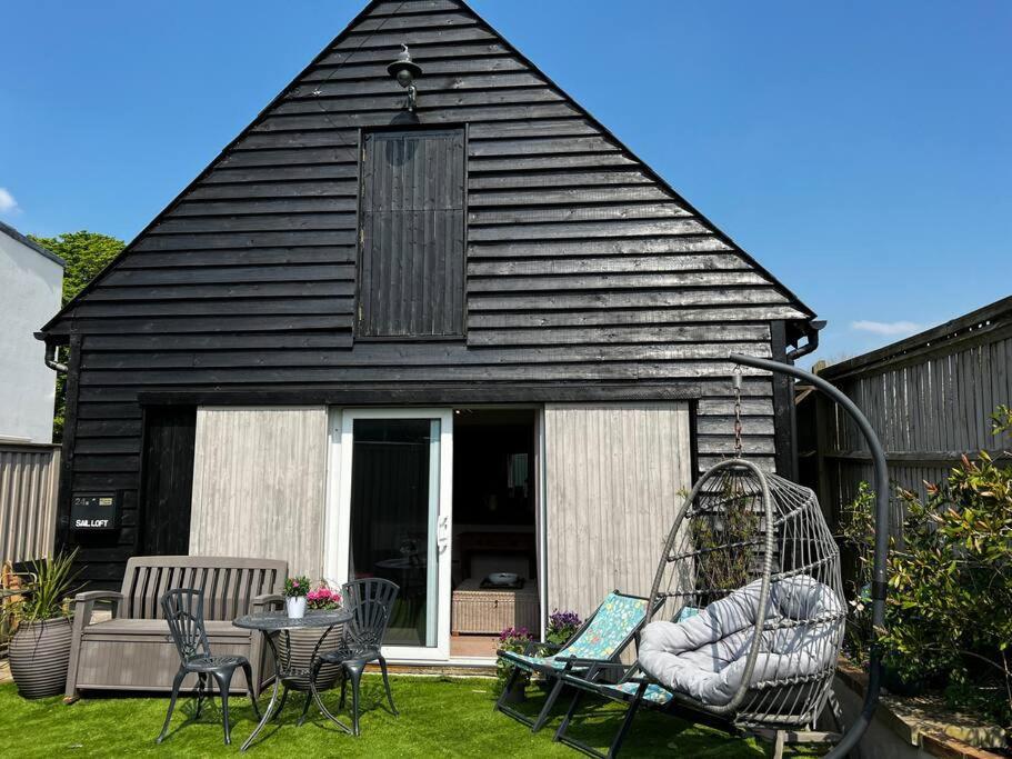 Quirky 1 Bedroom Barn On The River In * Arundel