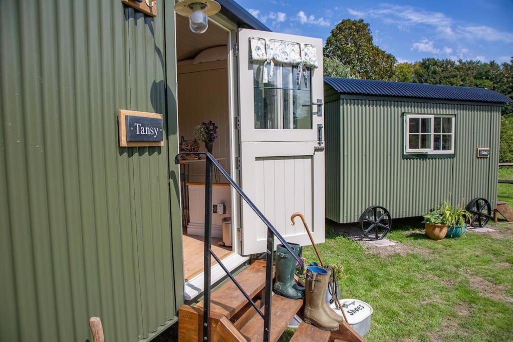 Shepherds Huts Tansy & Ethel In Rural Sussex
