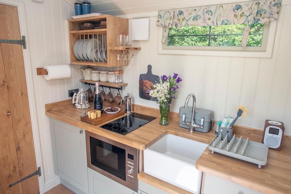Shepherds Huts Tansy & Ethel In Rural Sussex * Arundel