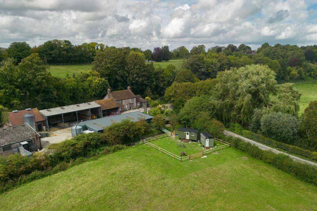 Shepherds Huts Tansy & Ethel In Rural Sussex
