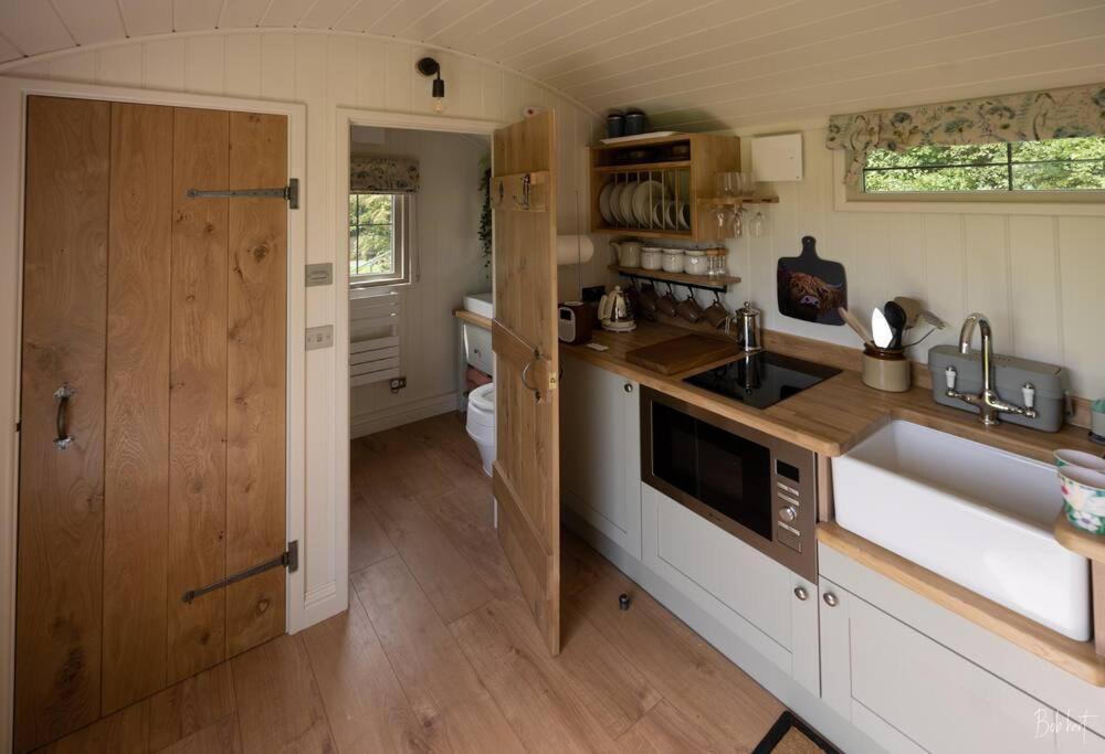 Shepherds Huts Tansy & Ethel In Rural Sussex