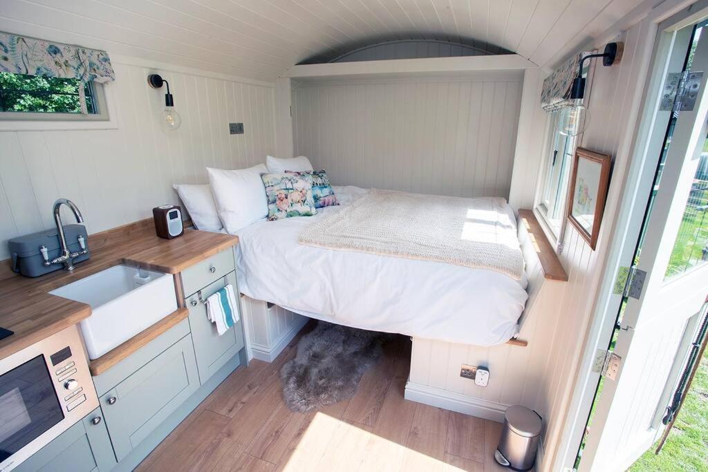 Shepherds Huts Tansy & Ethel In Rural Sussex Arundel