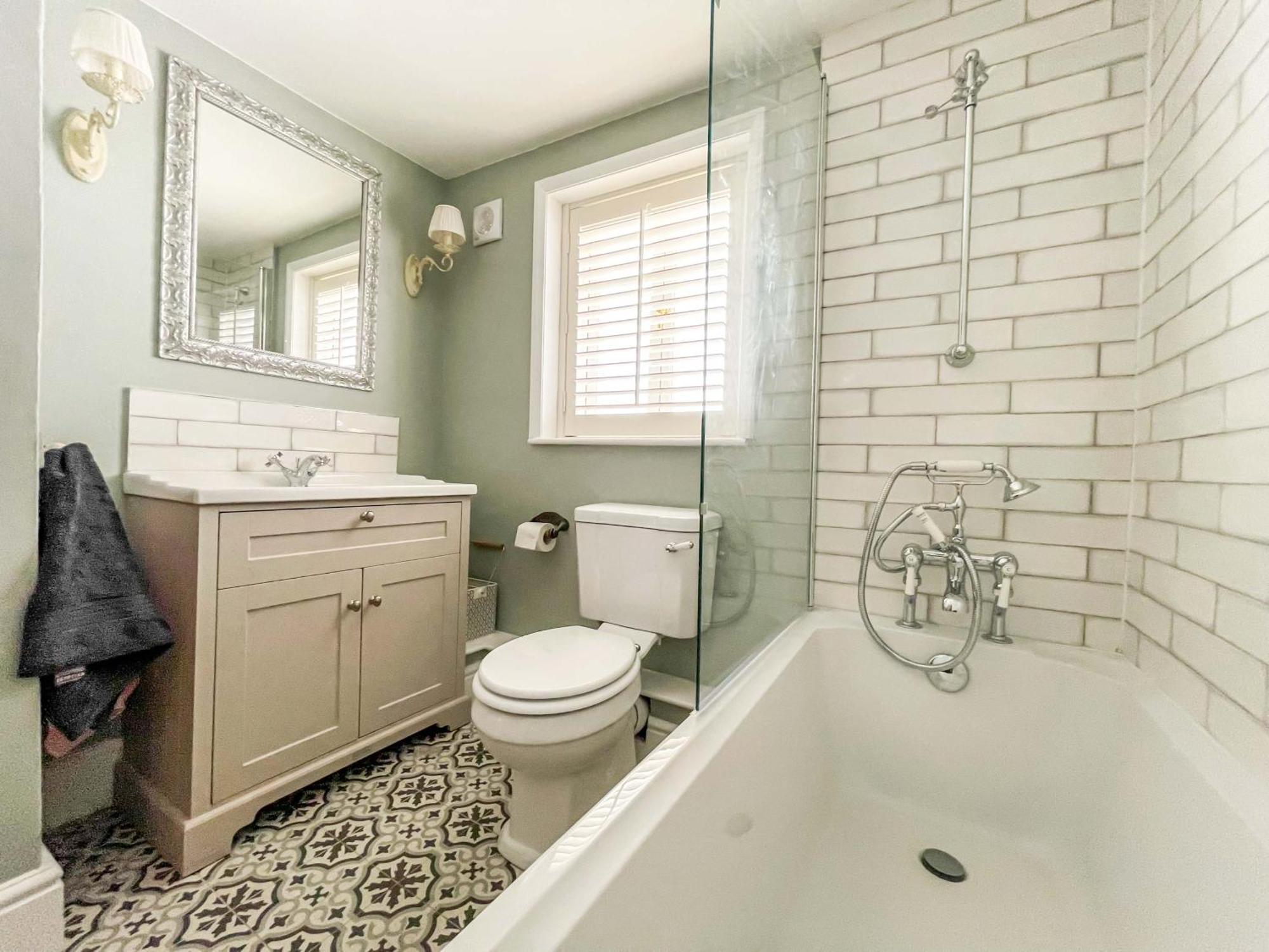 Beautiful 2 Bedroom With Private Courtyard In Centre *