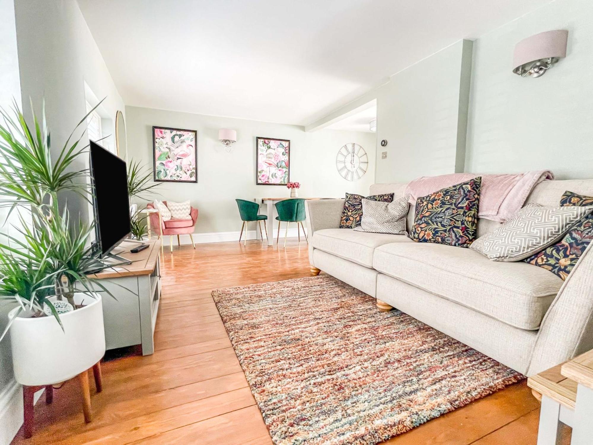 Beautiful 2 Bedroom With Private Courtyard In Centre *