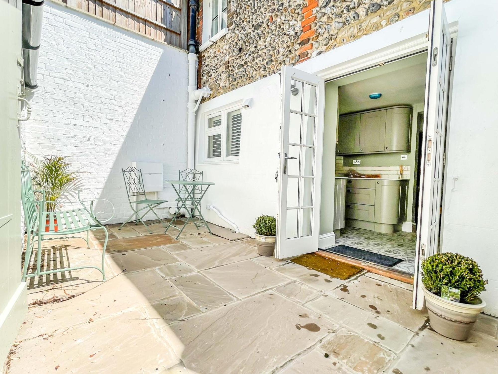 Beautiful 2 Bedroom With Private Courtyard In Centre