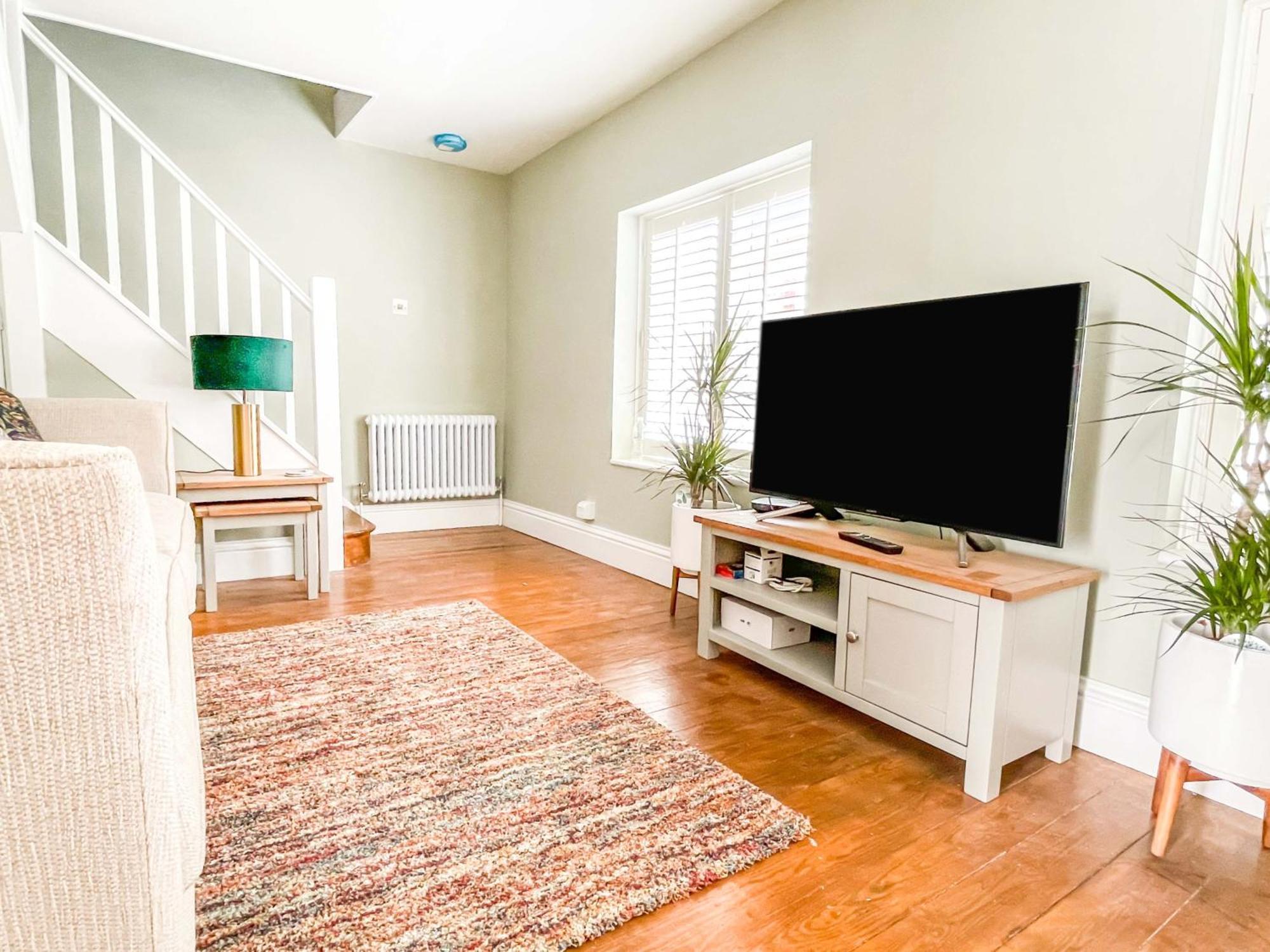 Beautiful 2 Bedroom With Private Courtyard In Centre *