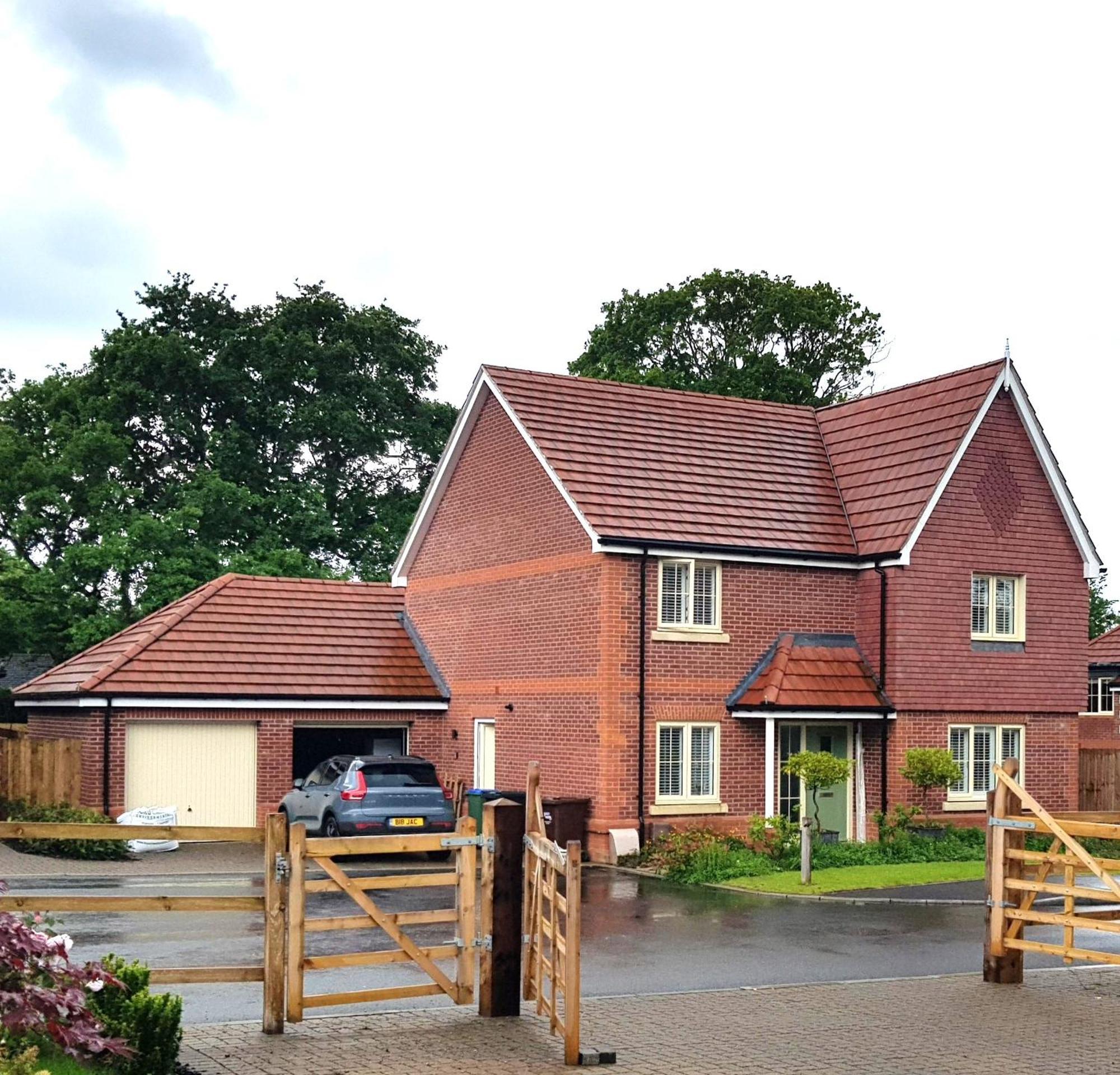 8 Hazel Close *