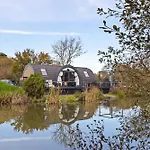 Choller Lake Lodges - The Lake House With Private Hot Tub